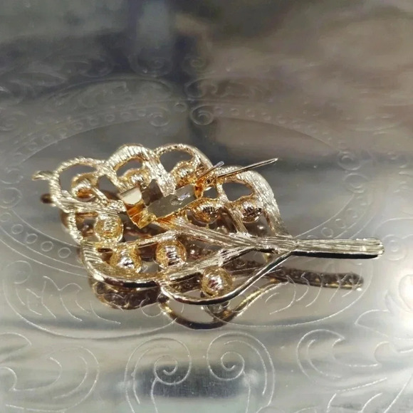 Elegant Crystal Leaf Brooch Botanical Gold Tone Clear White Stones - Picture 6 of 7